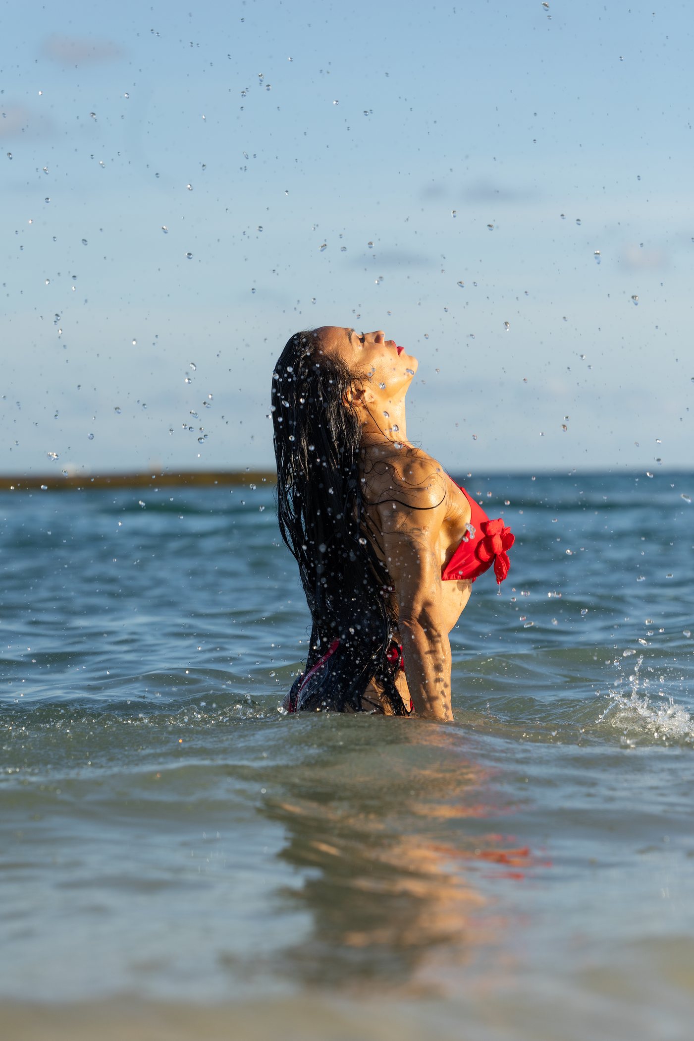 Portrait dans la mer, cheveux rejetés en arrière, Playa del Carmen